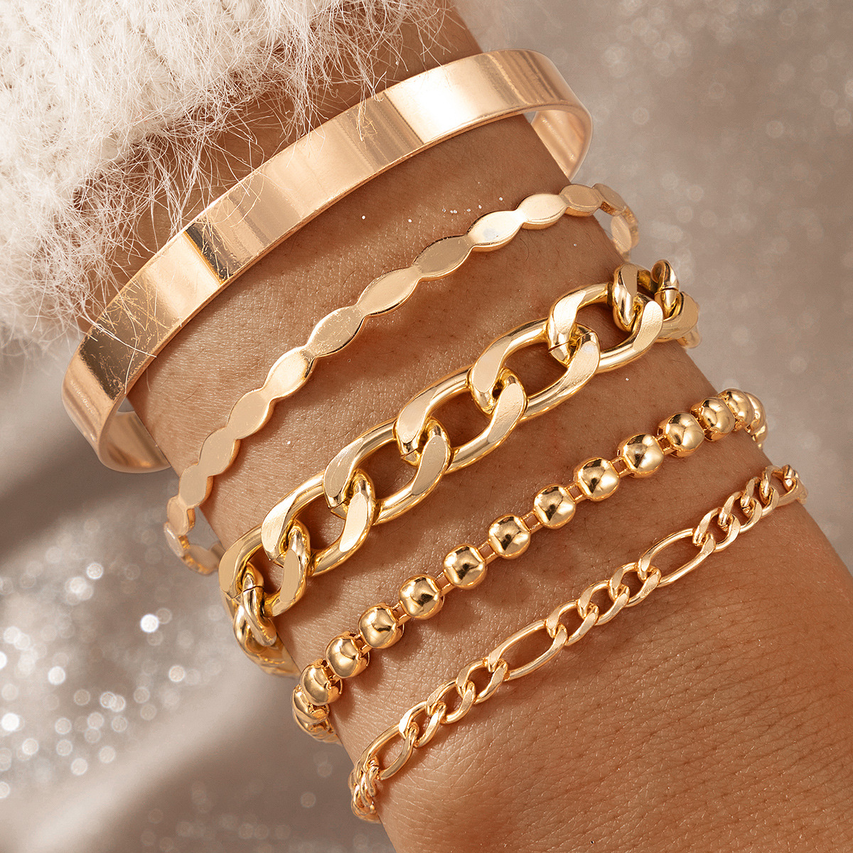 Luxury Bracelets for Women in the UAE: Exquisite Designs and Exclusive Collections